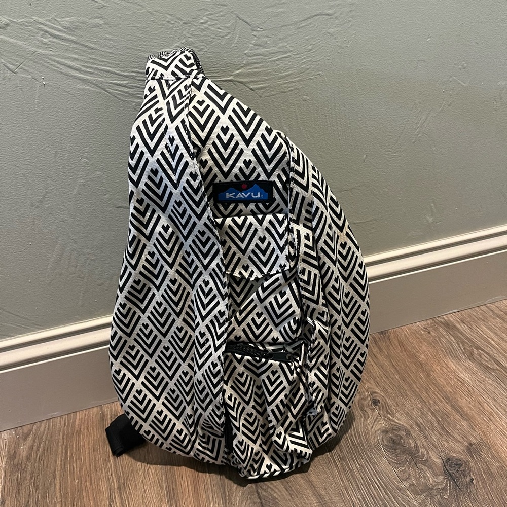 KAVU Black and White crossbody rope Sling Bag NWOT